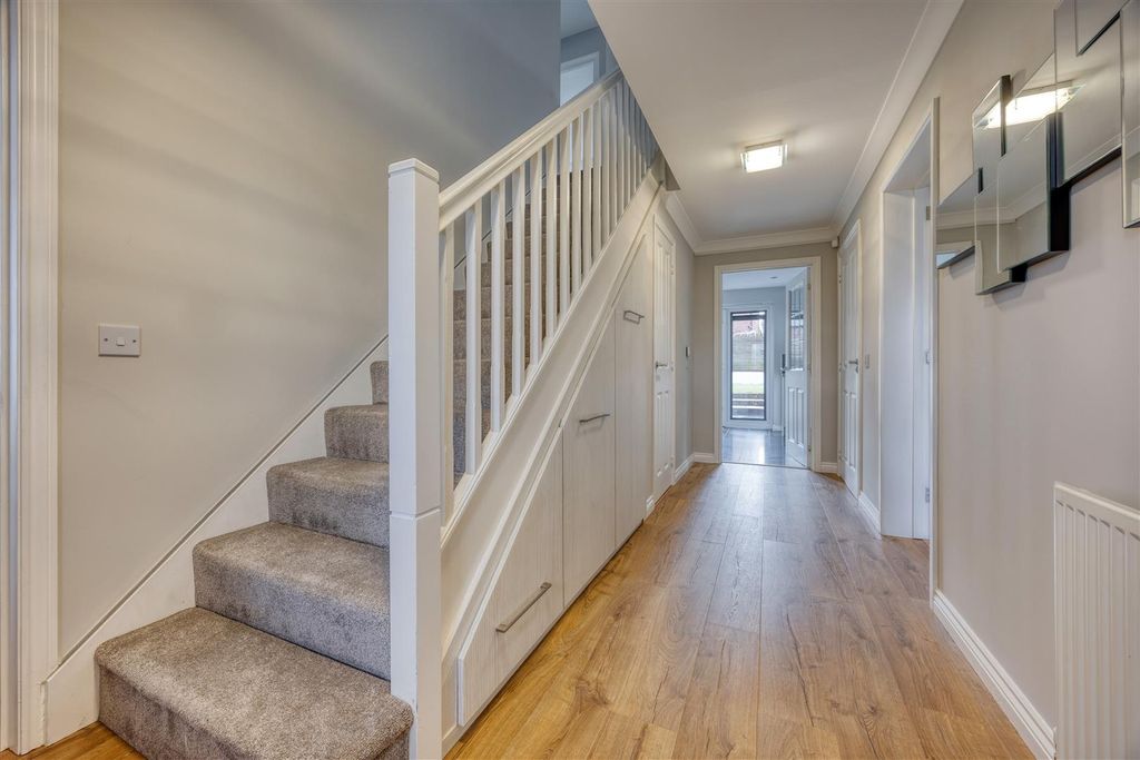 Property photo 2 of 20 Hallway.Jpeg