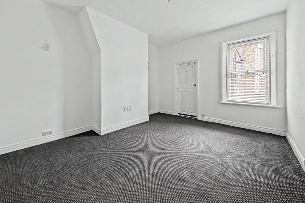 Property photo 2 of 15 40-42 Windsor Avenue, Gateshead, Tyne And Wear, Ne8 4Ng
