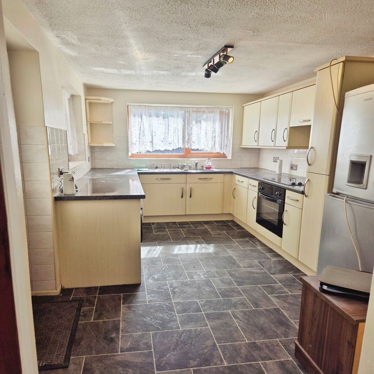 Property photo 2 of 7 Kitchen
