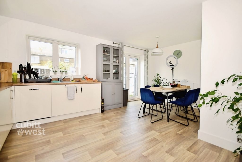 Property photo 2 of 12 d09598A8-3
