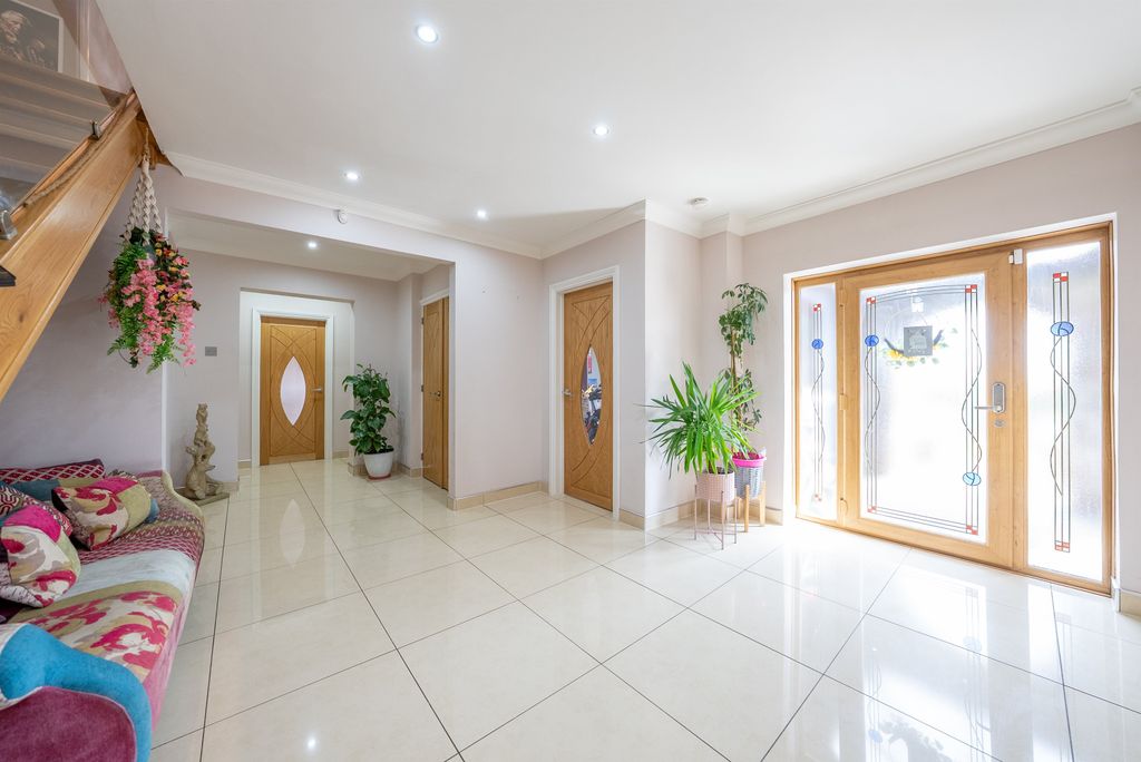 Property photo 2 of 34