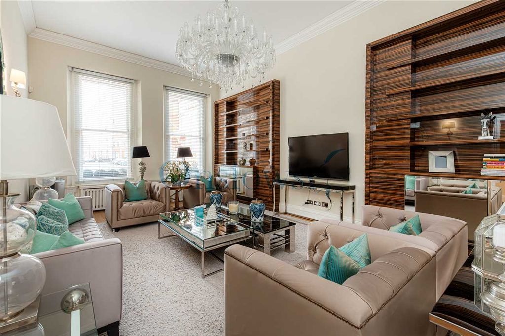 Property photo 2 of 33 Lounge