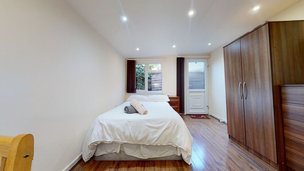Property photo 1 of 6 Bedroom