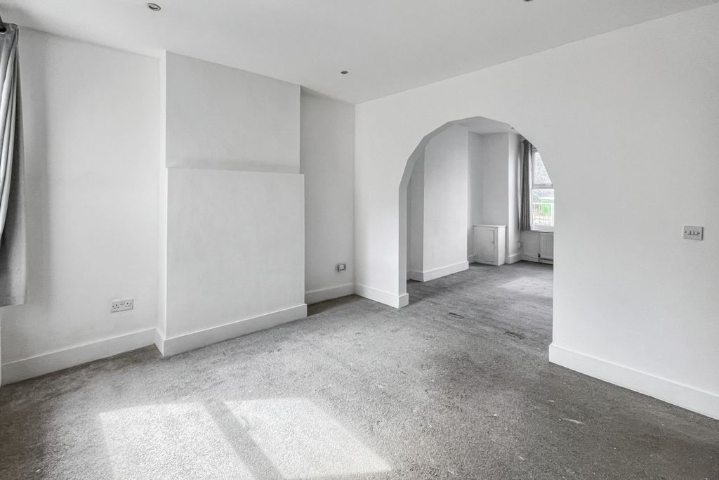 Property photo 2 of 17 6 Orchard Villas, Cray Road, Sidcup, Kent, Da14 5Dj