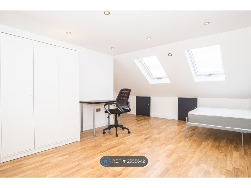 Property photo 2 of 23 Huge, Stunning Loft Room Filled With Light