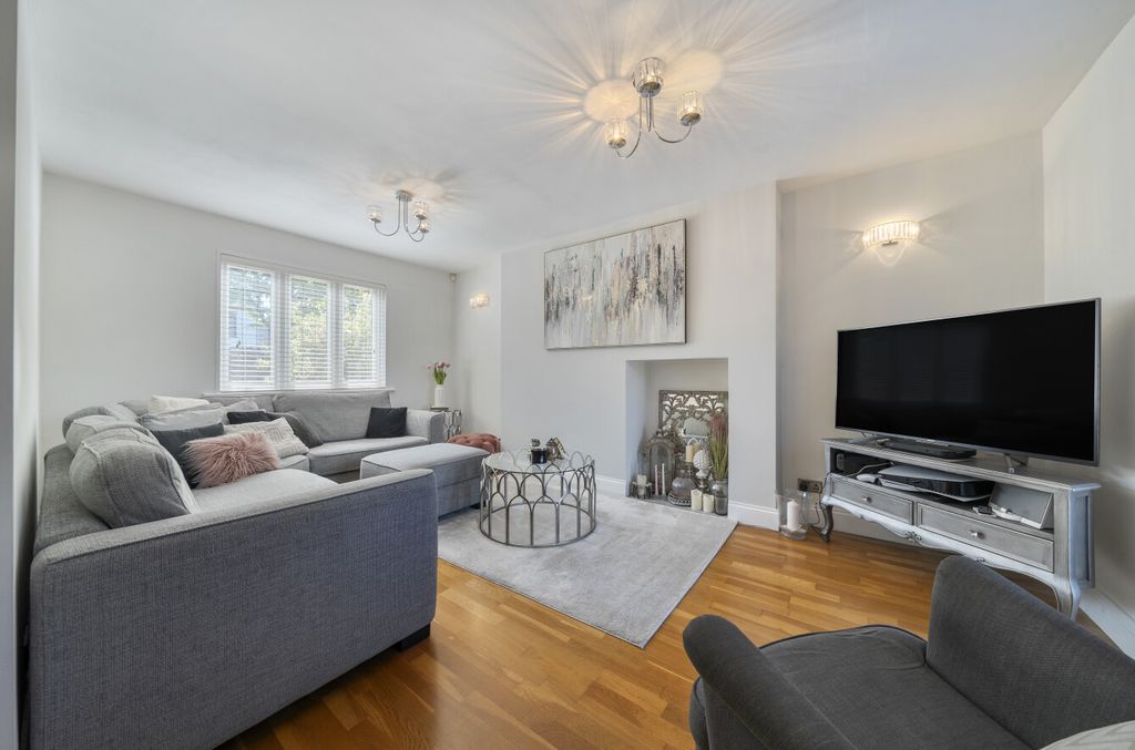 Property photo 2 of 14 Lounge1