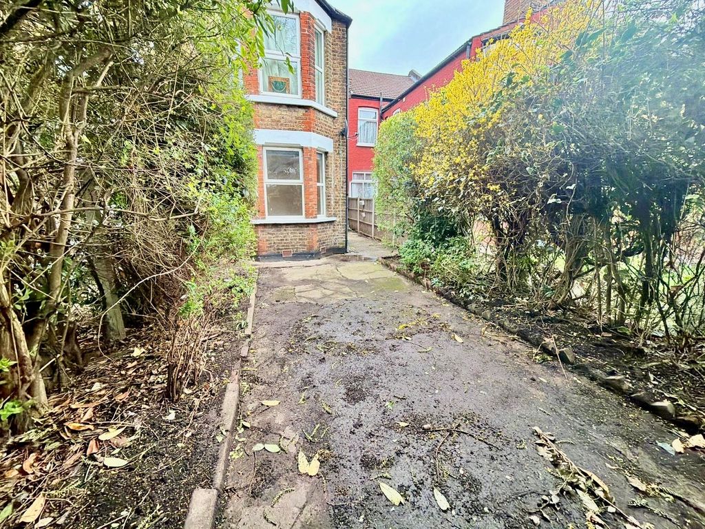 Property photo 2 of 10 Garden