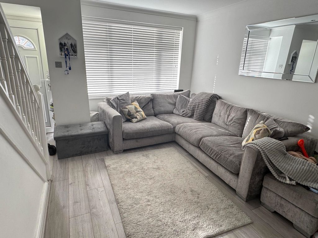 Property photo 3 of 11 Lounge 2