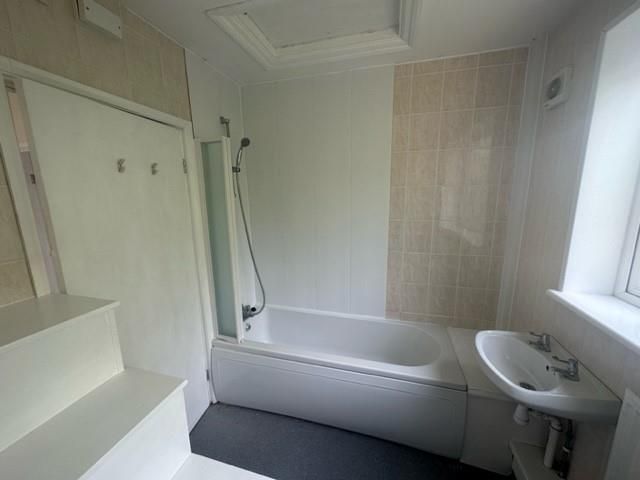 Property photo 1 of 7 Bathroom.Jpg