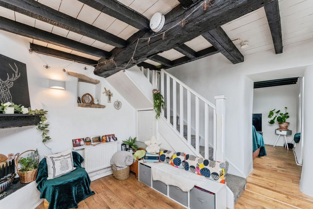 Property photo 2 of 33 Entrance Hall