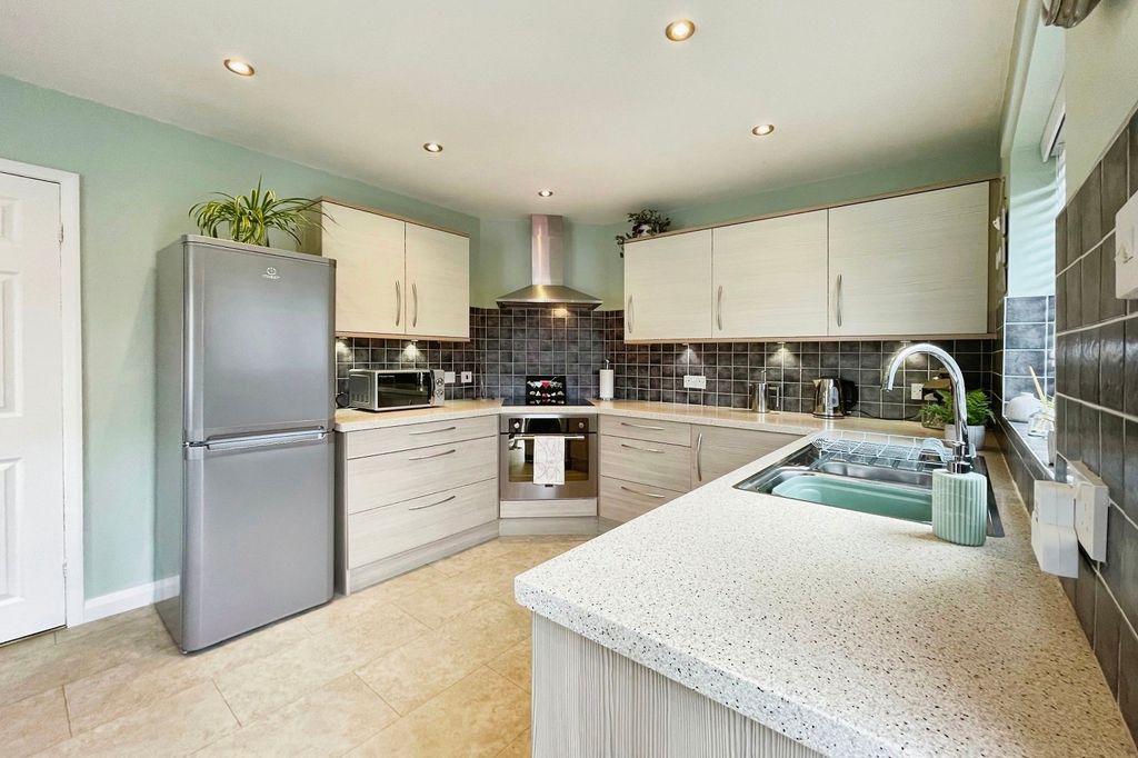 Property photo 2 of 18 Kitchen