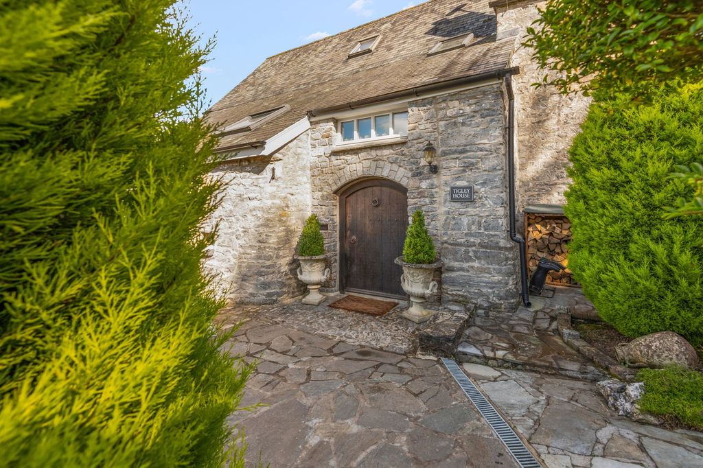 Property photo 2 of 28