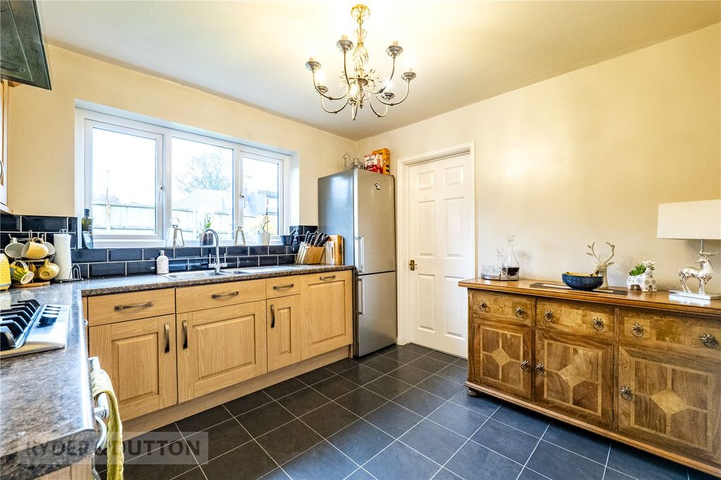 Property photo 3 of 21 Kitchen