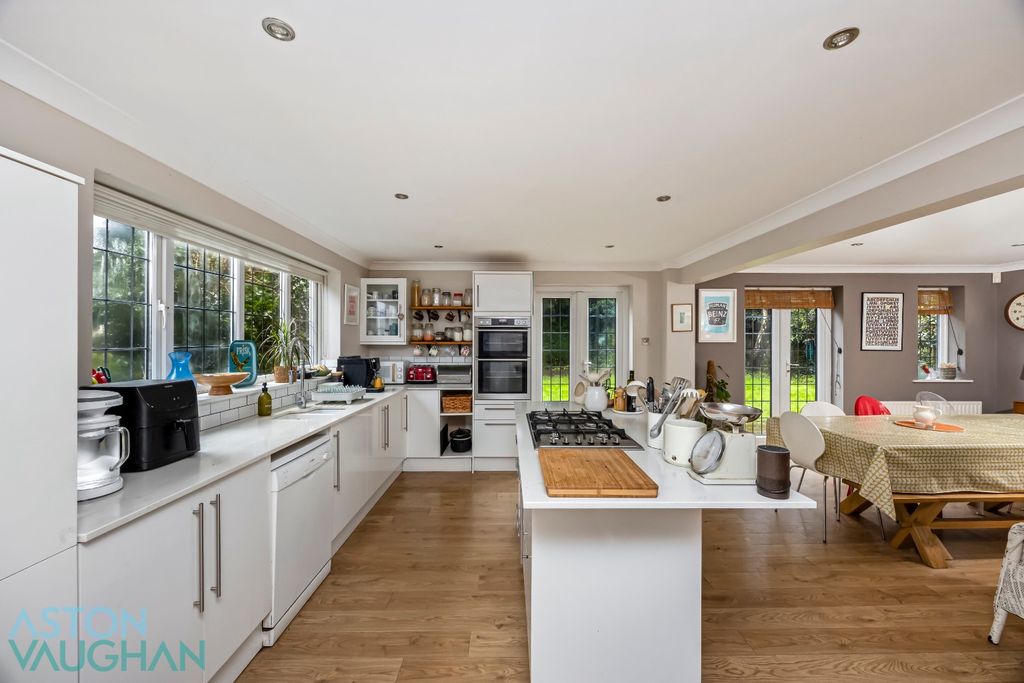 Property photo 2 of 34 4864773