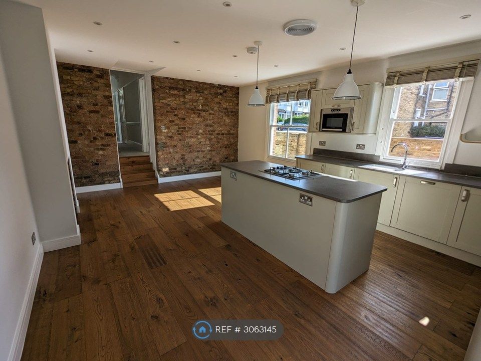 Property photo 3 of 23 Kitchen 4