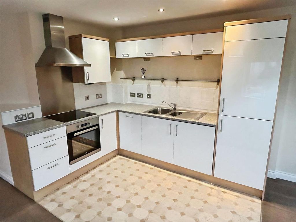 Property photo 2 of 11 Kitchen