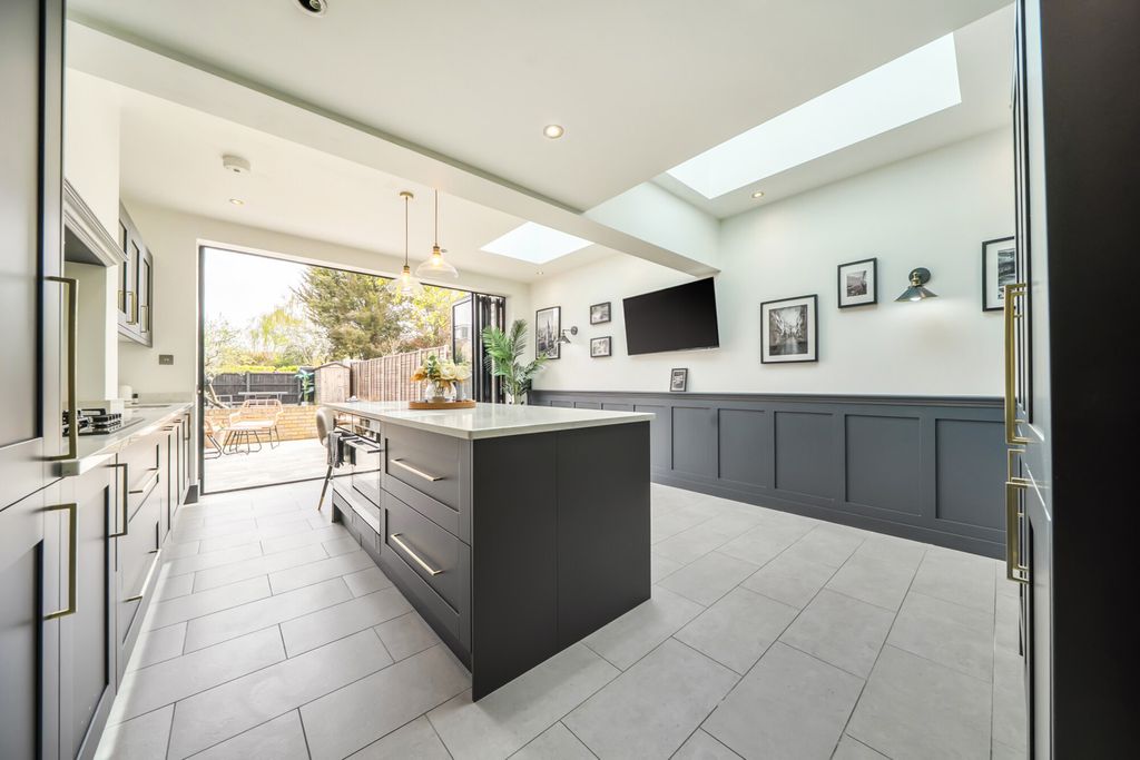 Property photo 3 of 26 Kitchen