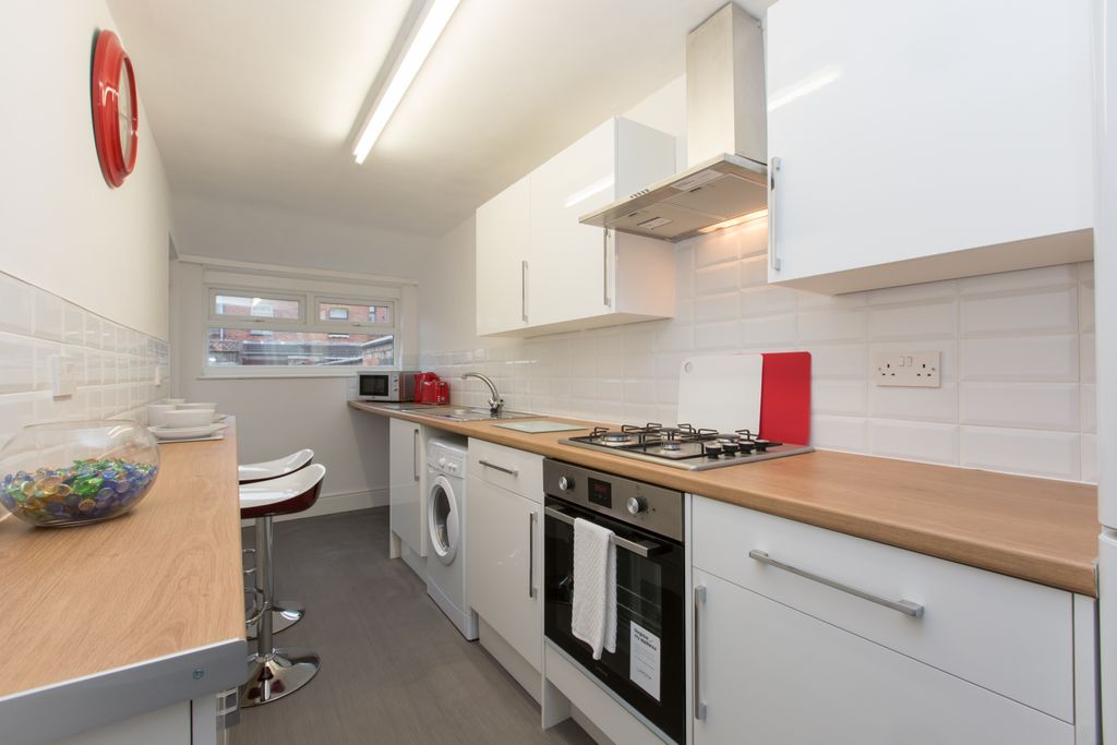 Property photo 1 of 7 Kitchen