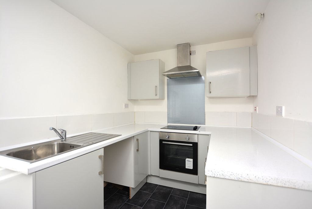 Property photo 3 of 10 Kitchen