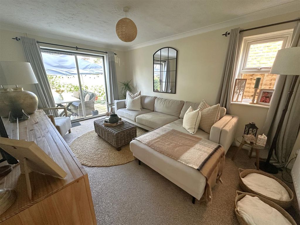 Property photo 2 of 14 Lounge.Jpg