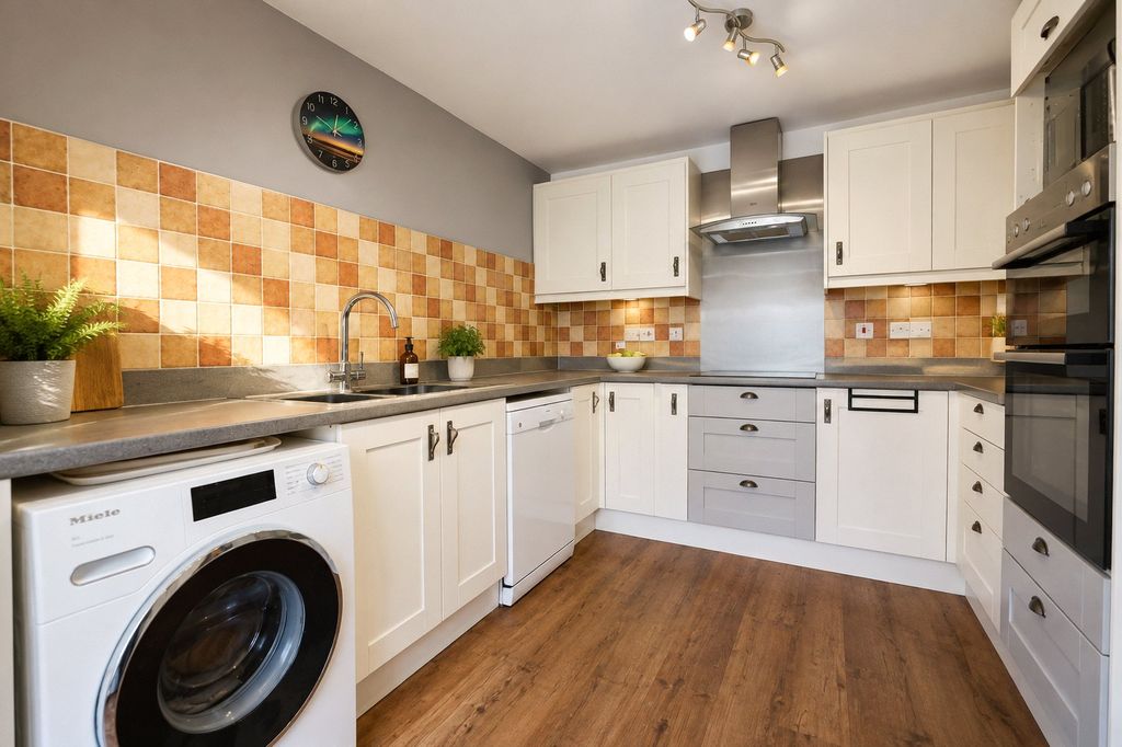 Property photo 2 of 16 Picture No. 27