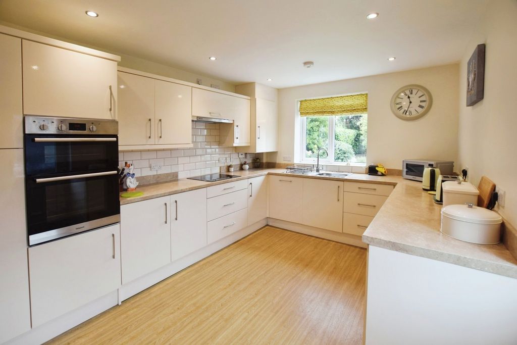 Property photo 2 of 19 Picture No. 12