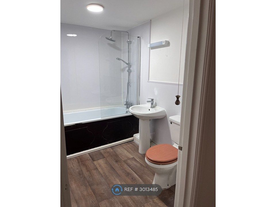 Property photo 2 of 8 Bathroom
