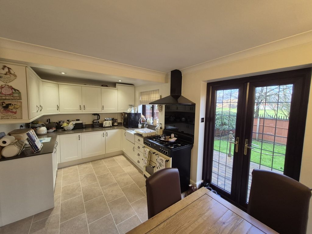 Property photo 2 of 9 Lunchfield Walk