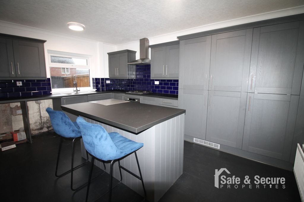 Property photo 3 of 11 Kitchen (1)