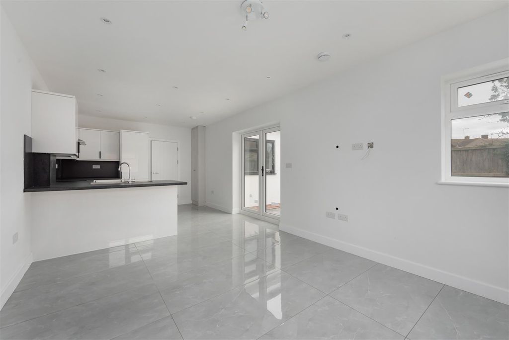 Property photo 2 of 14 Old Bridge Road, Whitstable
