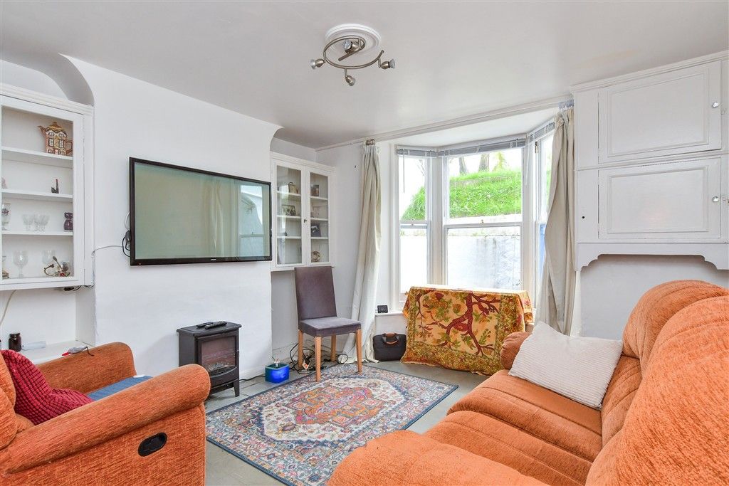 Property photo 3 of 9 Lounge