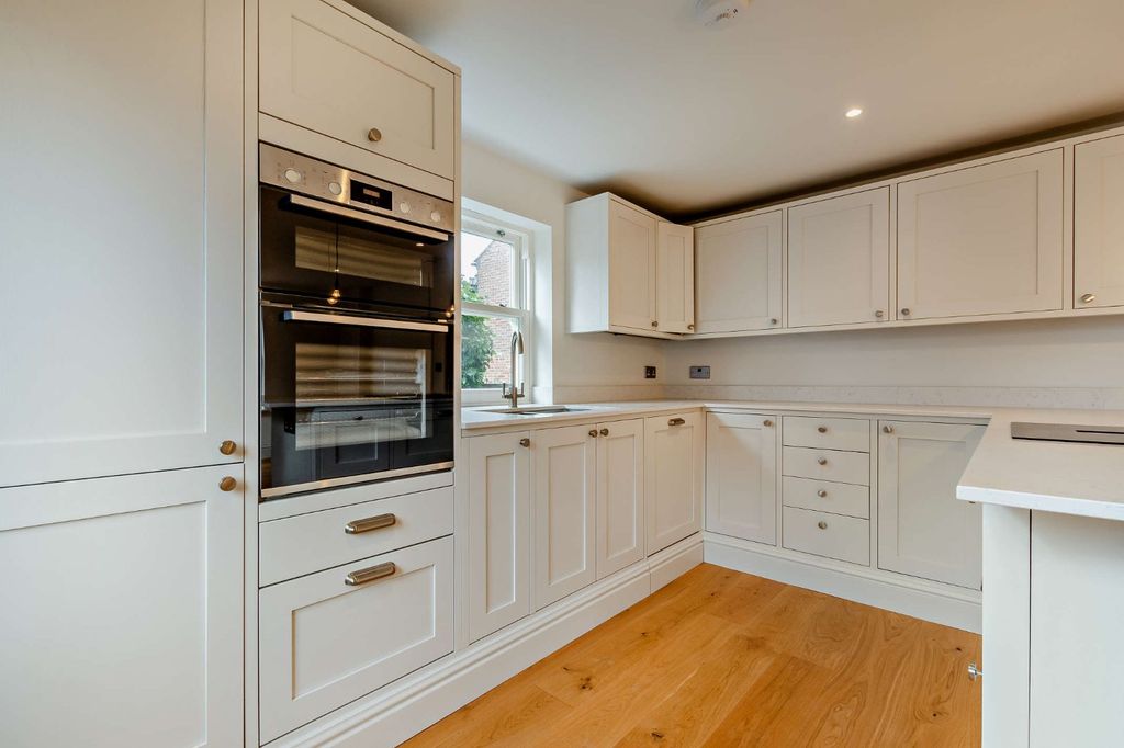 Property photo 3 of 11 Kitchen