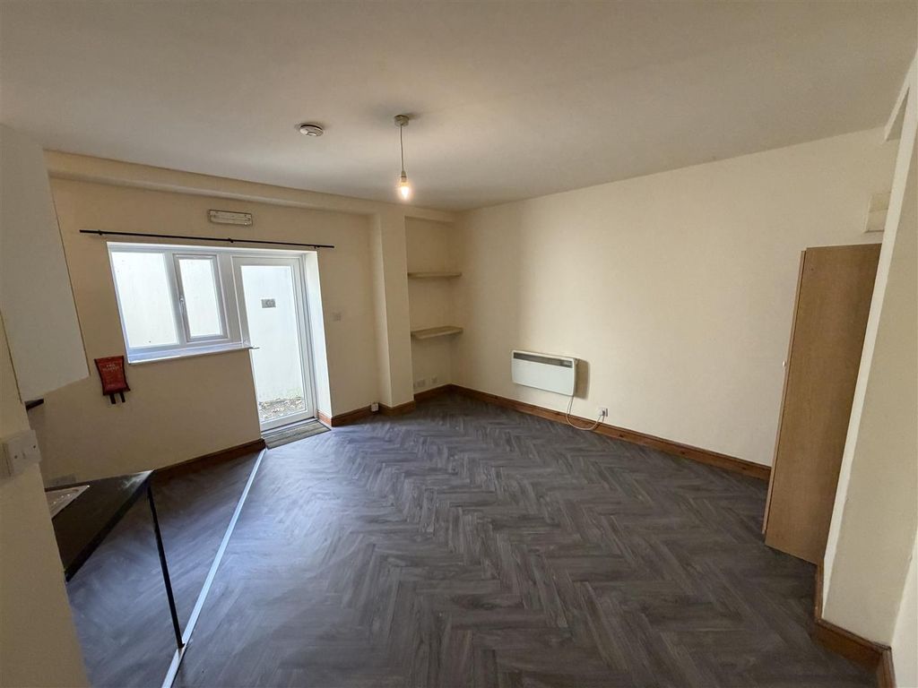 Property photo 2 of 6 Living/Bedroom