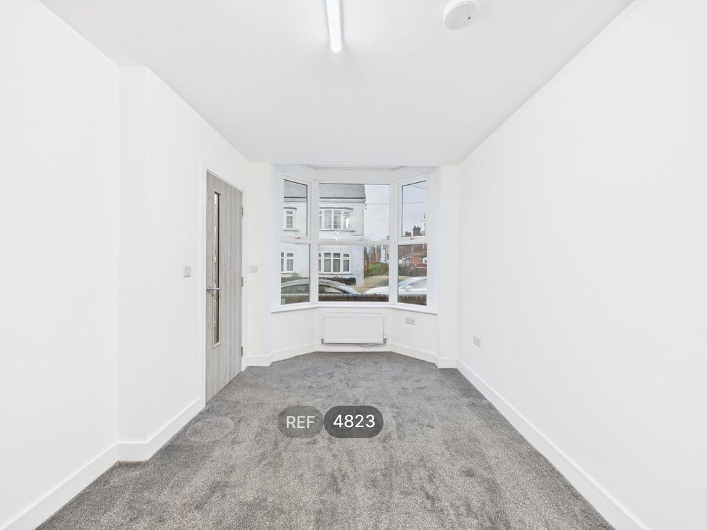 Property photo 3 of 27 Living Room