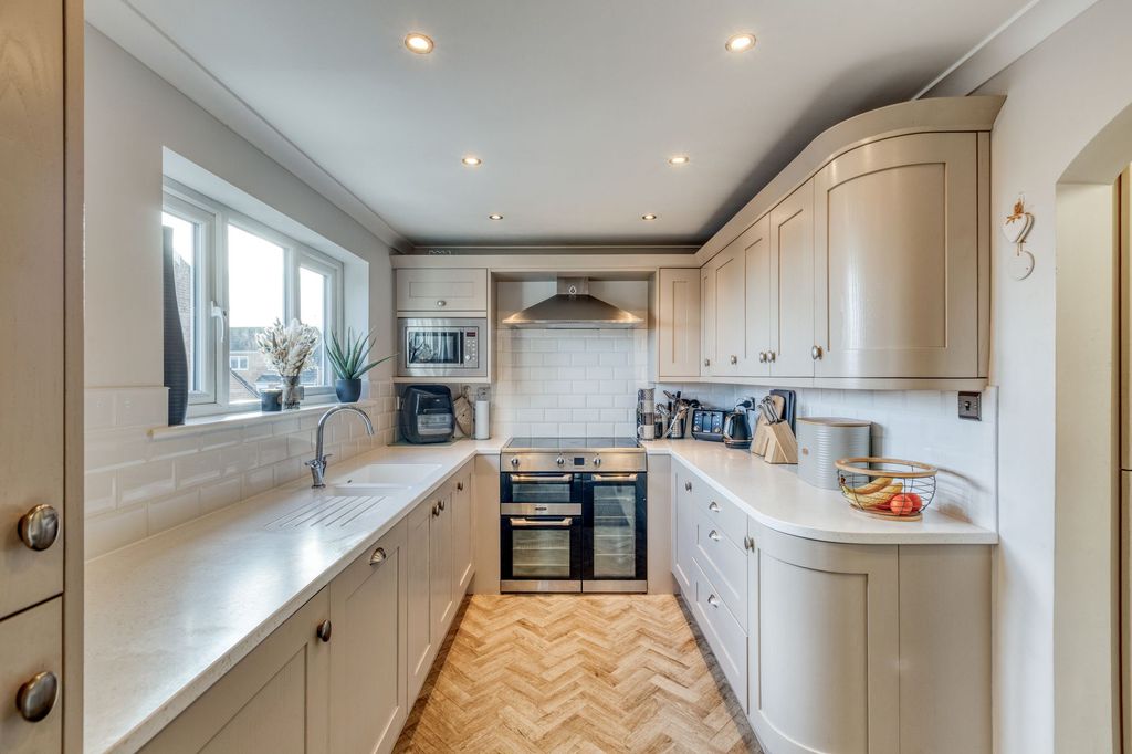 Property photo 2 of 35