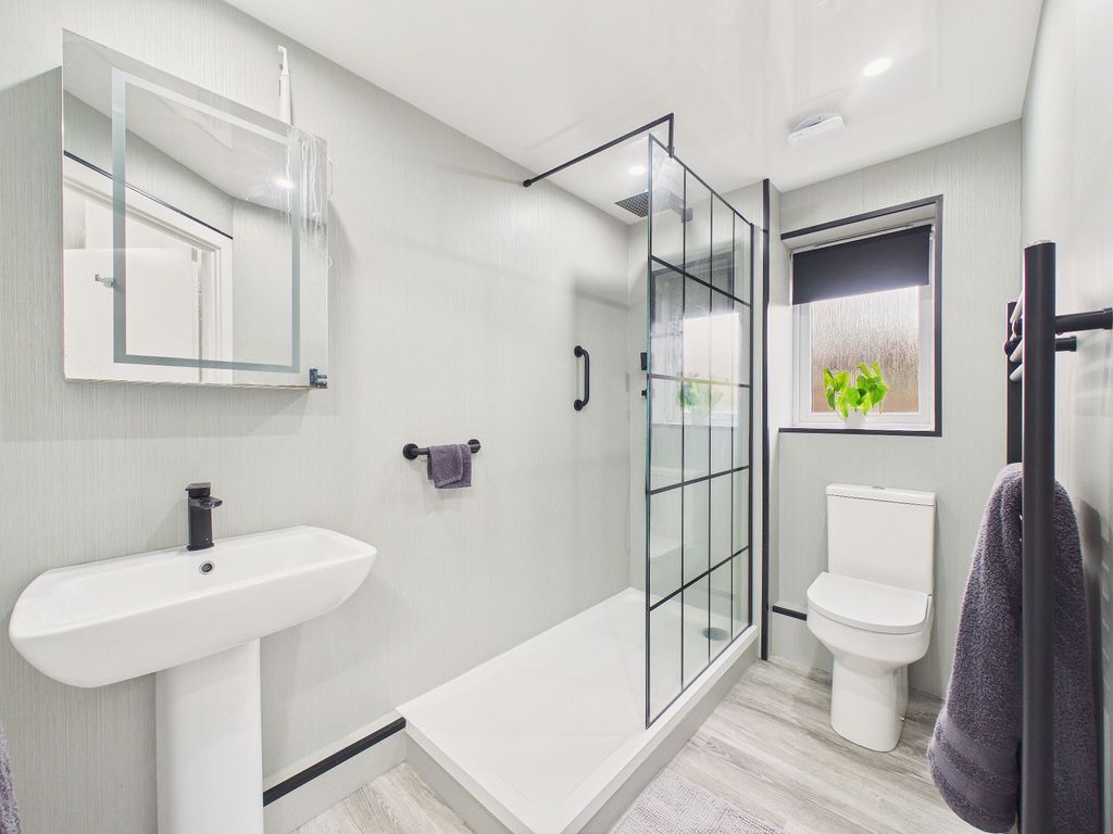 Property photo 3 of 9 Bathroom