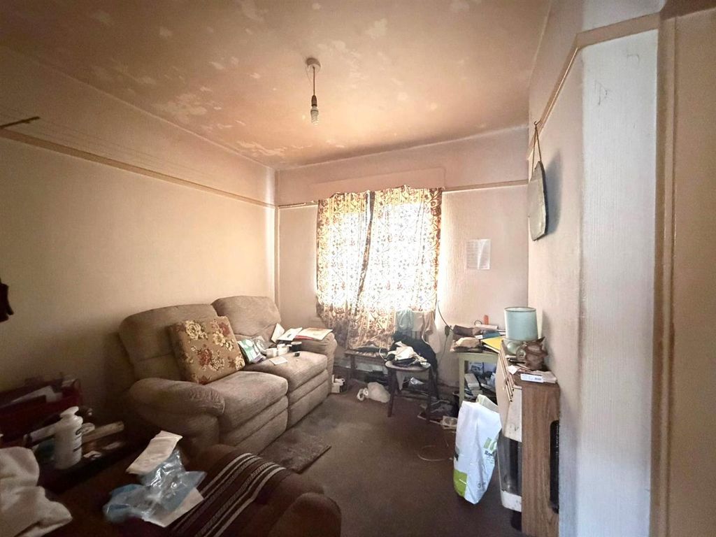 Property photo 3 of 10 Lounge