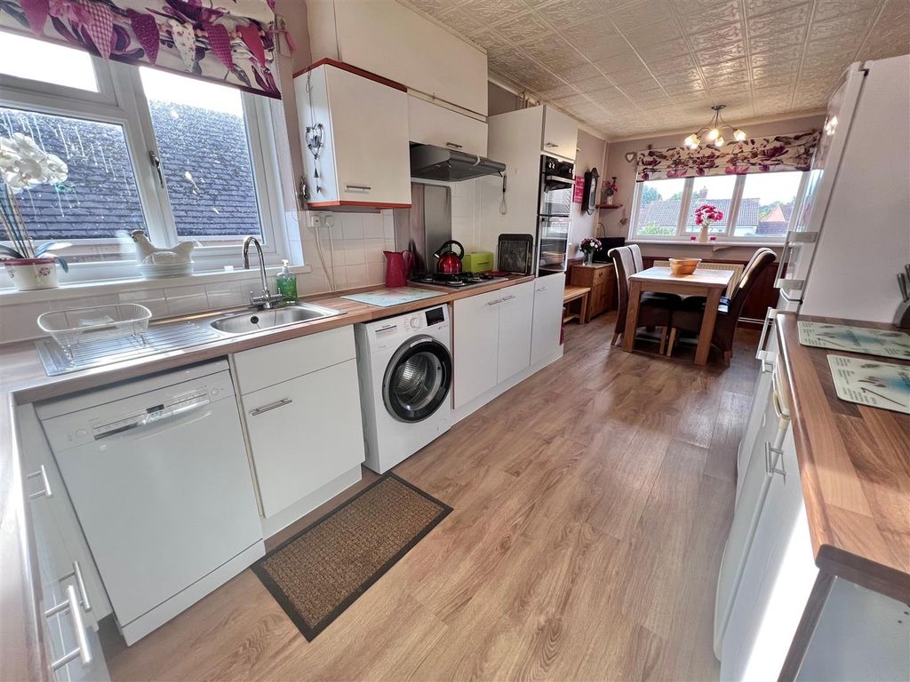 Property photo 3 of 14 Kitchen 3.Jpg