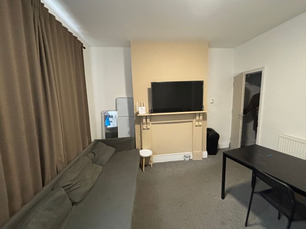 Property photo 3 of 10 Comm Lounge Area