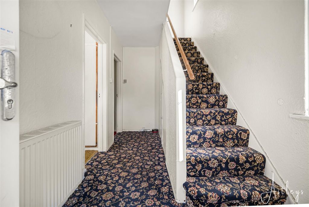 Property photo 2 of 18 Hallway