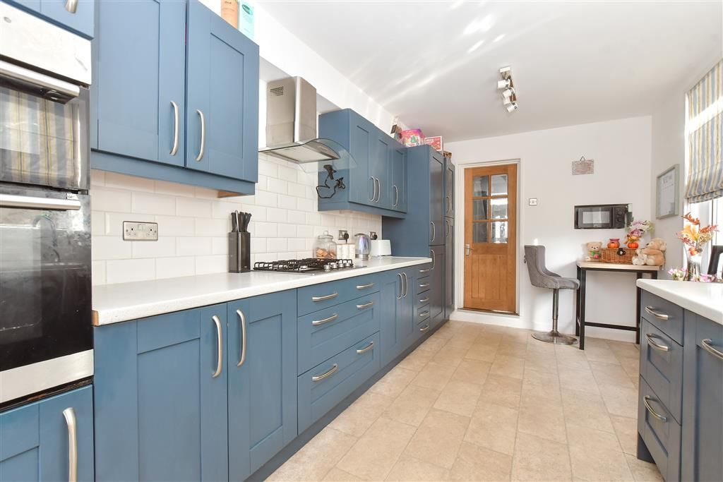 Property photo 3 of 18 Kitchen