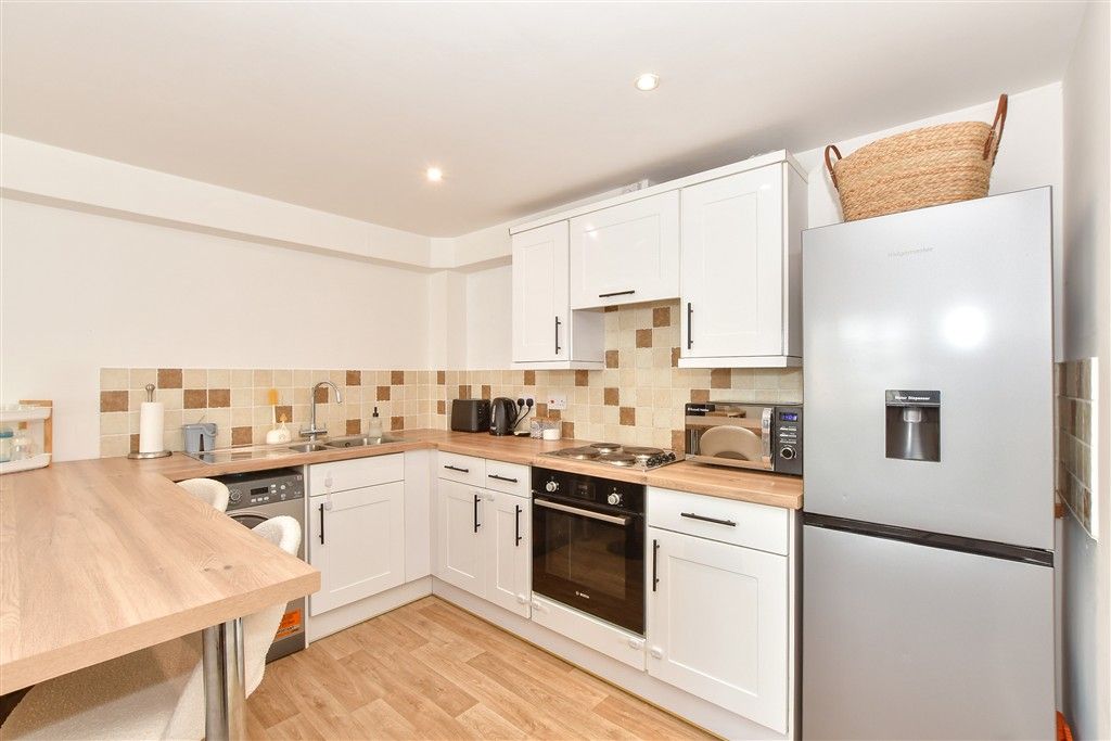 Property photo 1 of 8 Kitchen/Breakfast Area