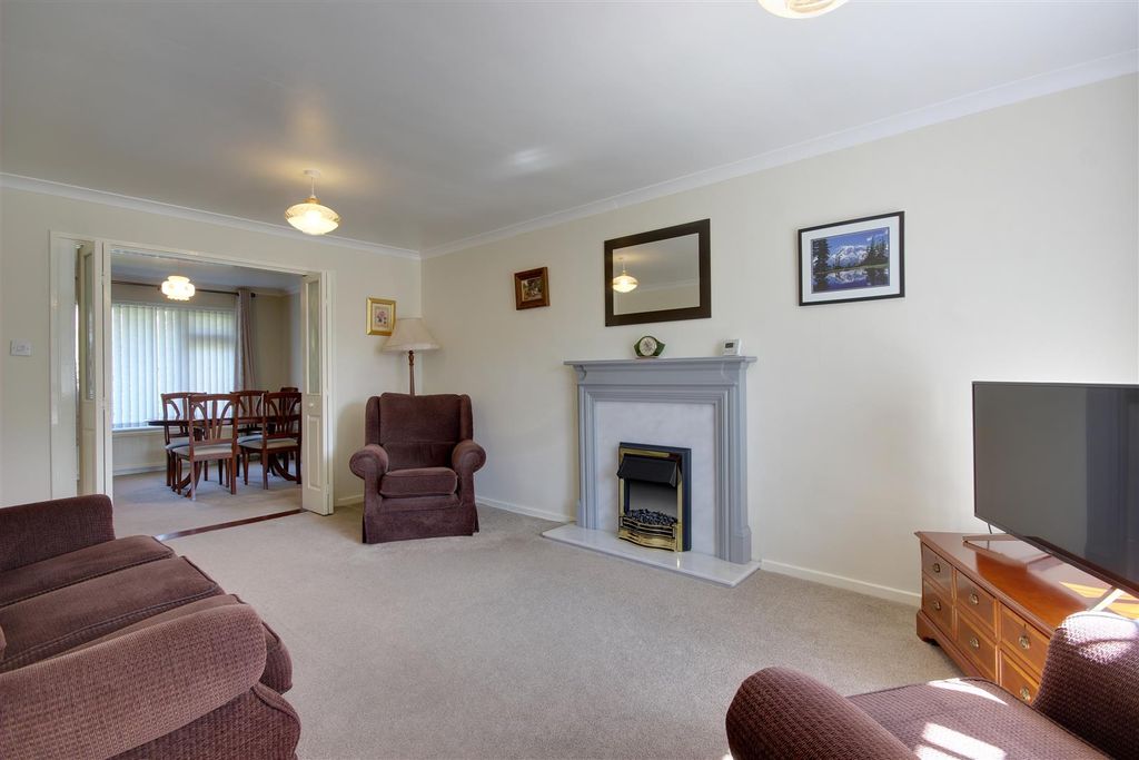Property photo 3 of 12 Lounge
