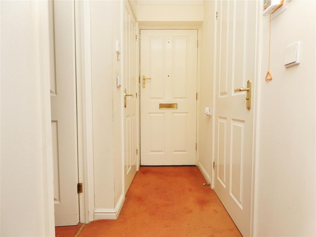 Property photo 2 of 10 Entrance Hall