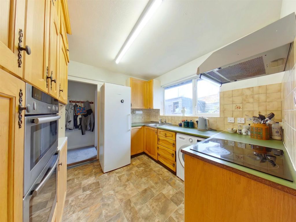 Property photo 3 of 25 Kitchen (70).Jpg