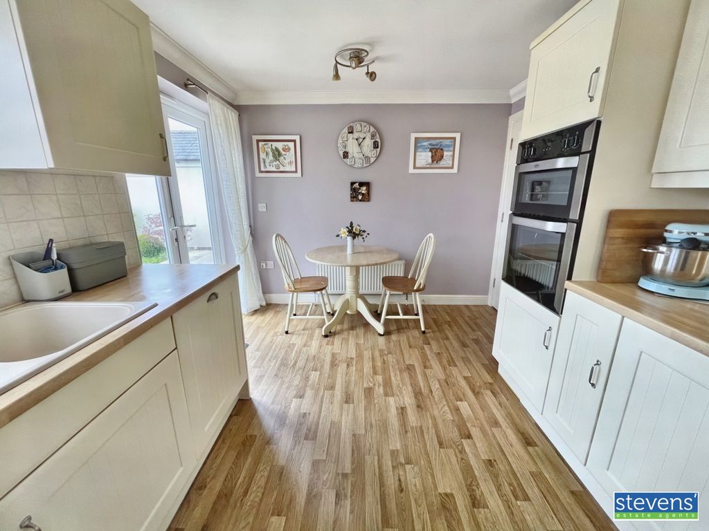 Property photo 3 of 18 Image00006