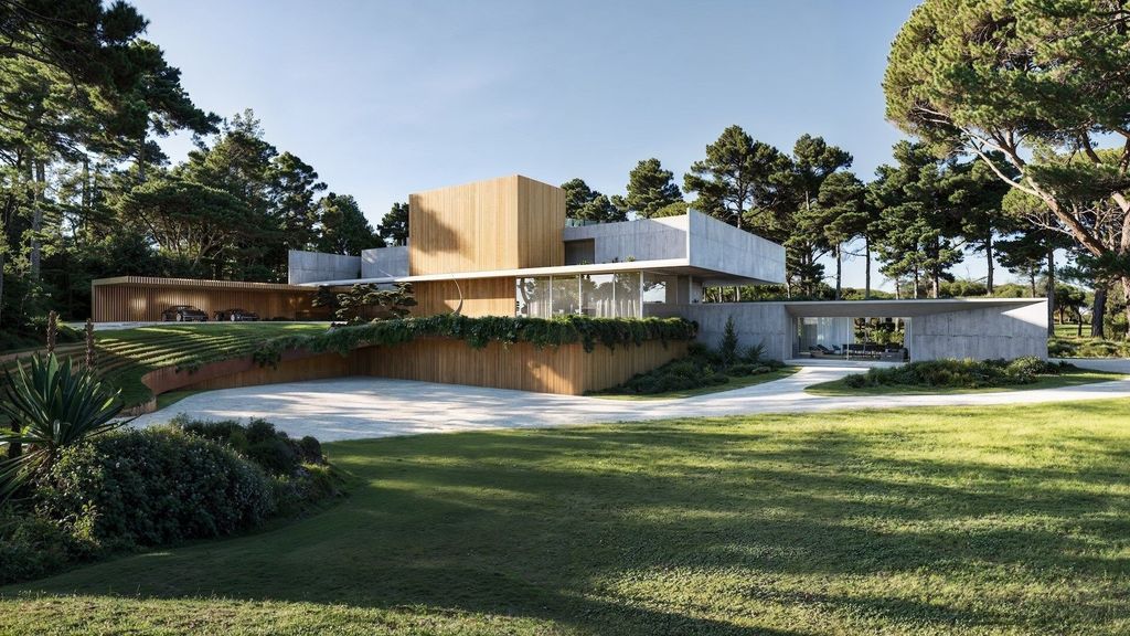 Property photo 1 of 5 Rare Investment Opportunity: Prime Double Plot With Approved Luxury Villa Project & Existing Classical Home