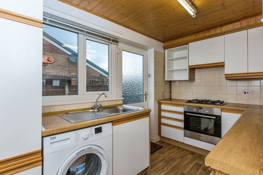 Property photo 3 of 18 Kitchen