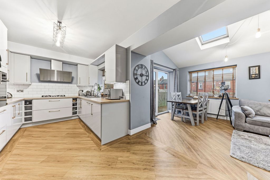 Property photo 2 of 18