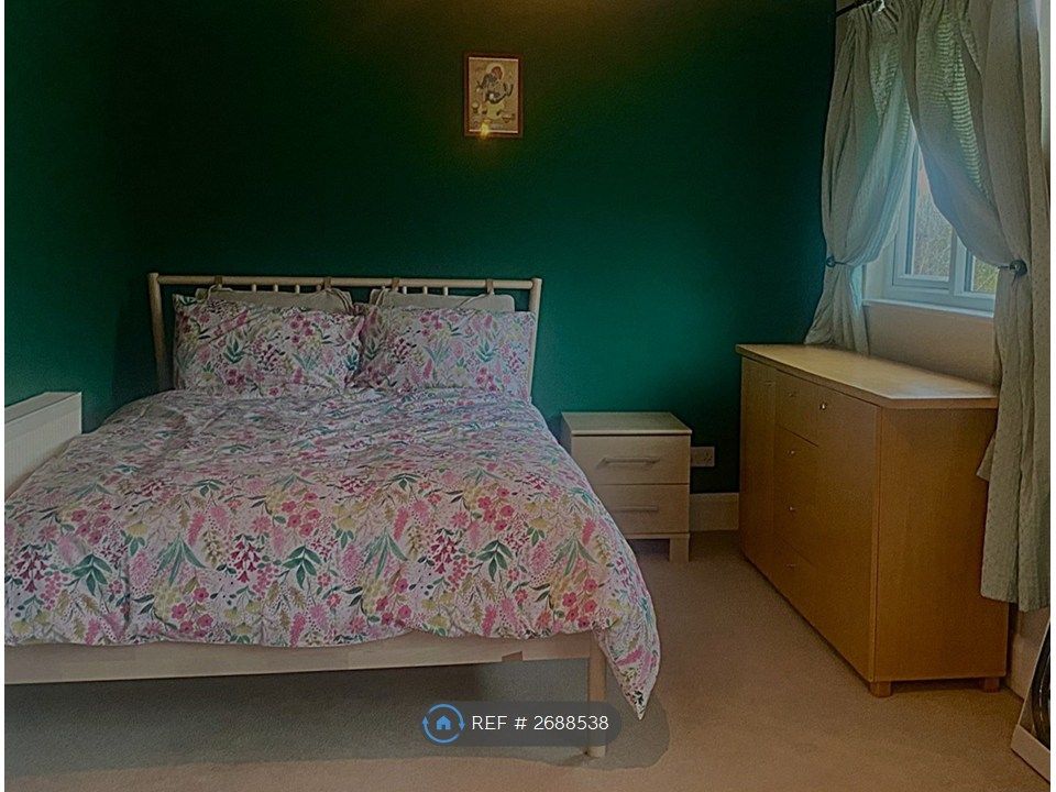 Property photo 1 of 9 Large Bedroom